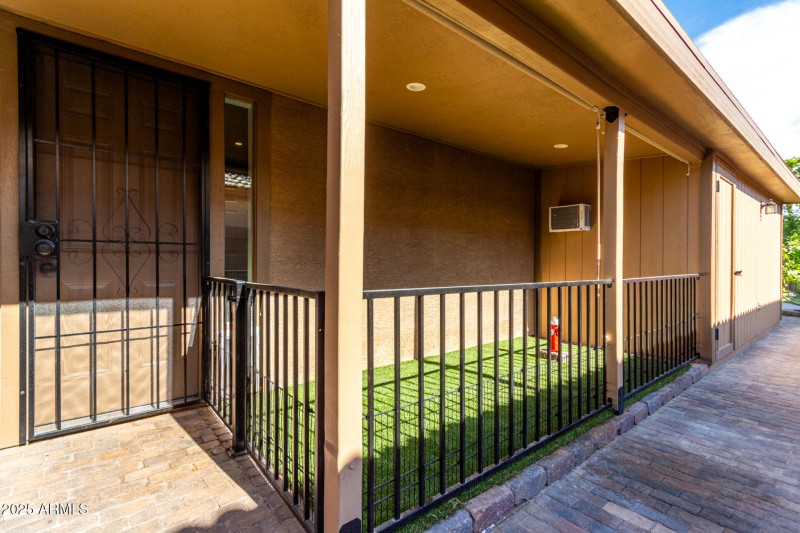 32 Crestbrook