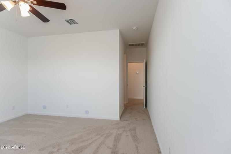 007-photo-primary-bedroom-11454095