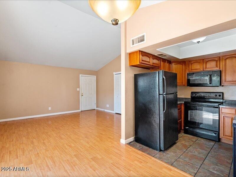 10-Dining to Kitchen