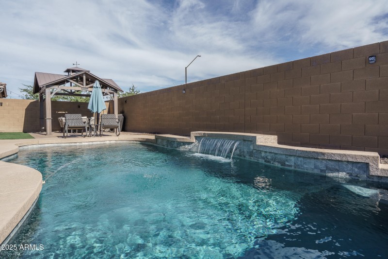 25) POOL