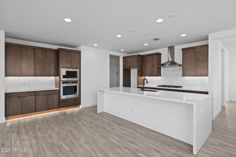 8)KITCHEN