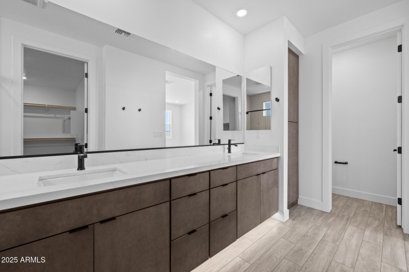 21)MASTER BATH