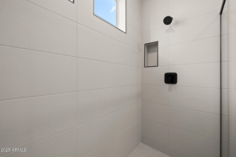 22)MASTER BATH