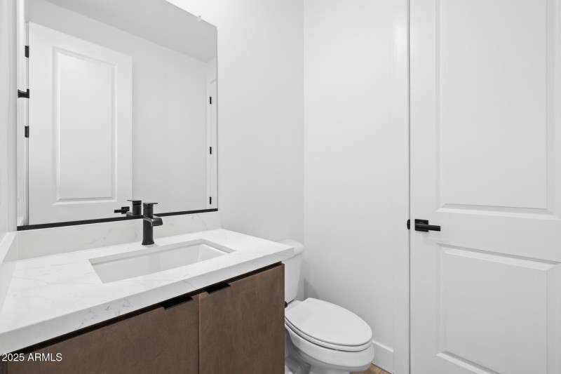 26)POWDER ROOM