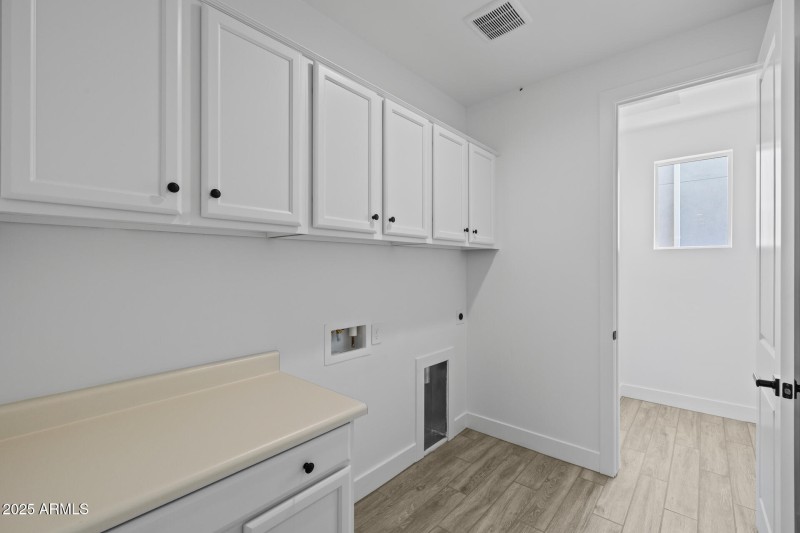 28)LAUNDRY ROOM