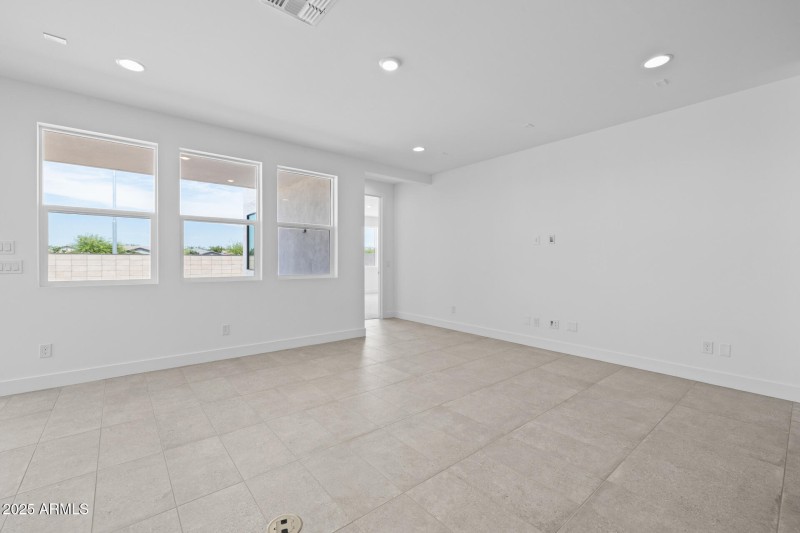 6)GREAT ROOM