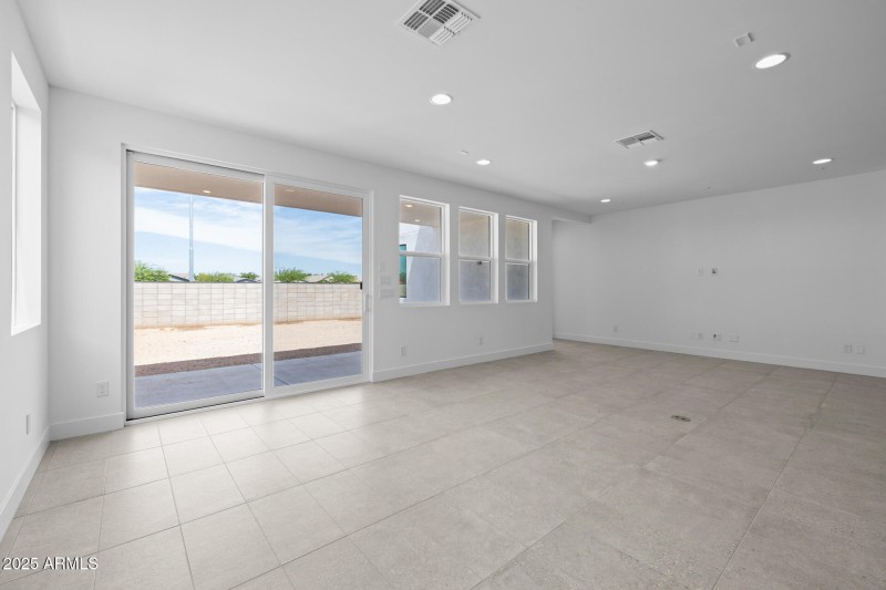12)GREAT ROOM