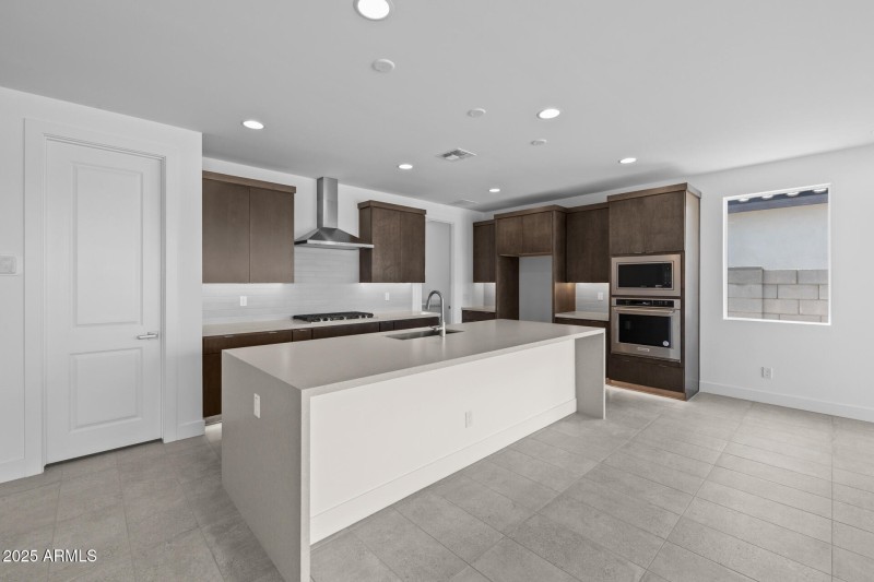 15)KITCHEN