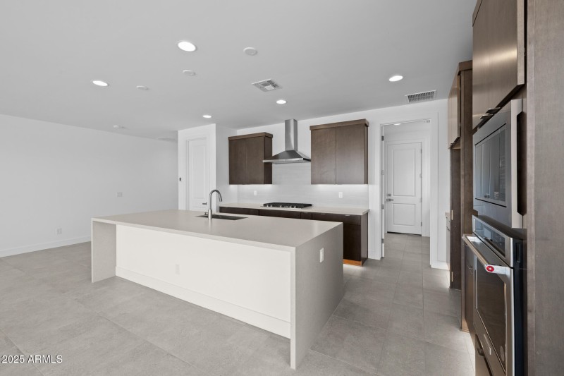 16)KITCHEN
