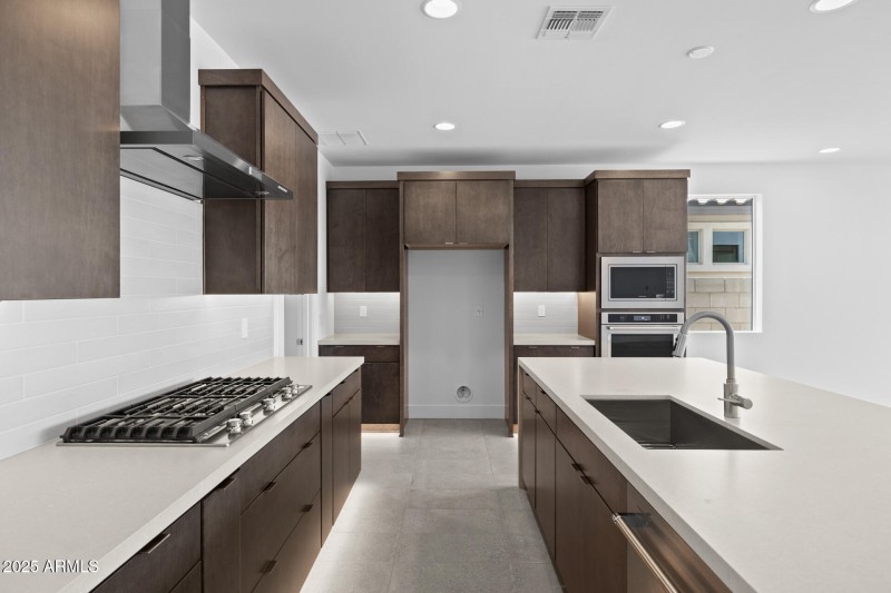 18)KITCHEN