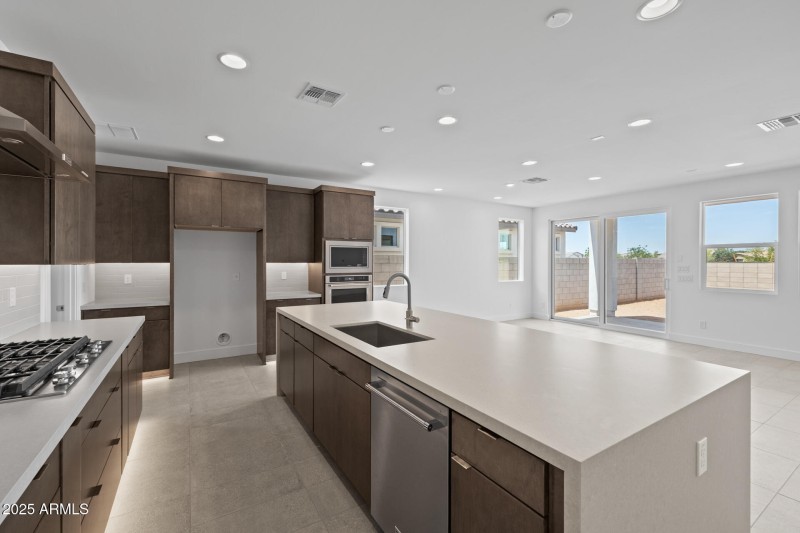 20)KITCHEN