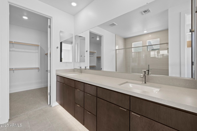 23)MASTER BATH