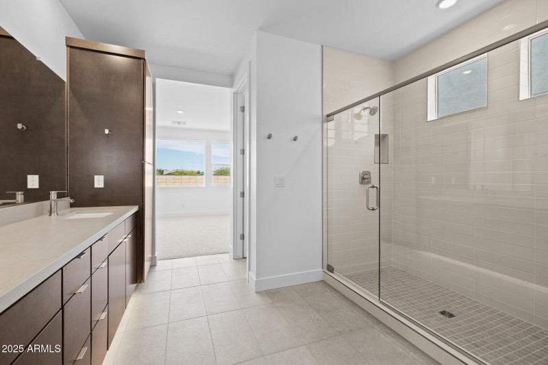24)MASTER BATH