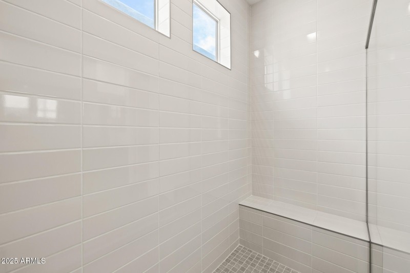 26)MASTER BATH