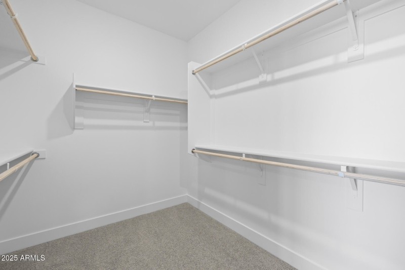 33)MASTER CLOSET