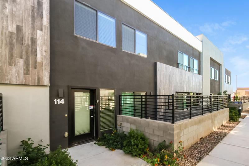 018-photo-front-view-13303677