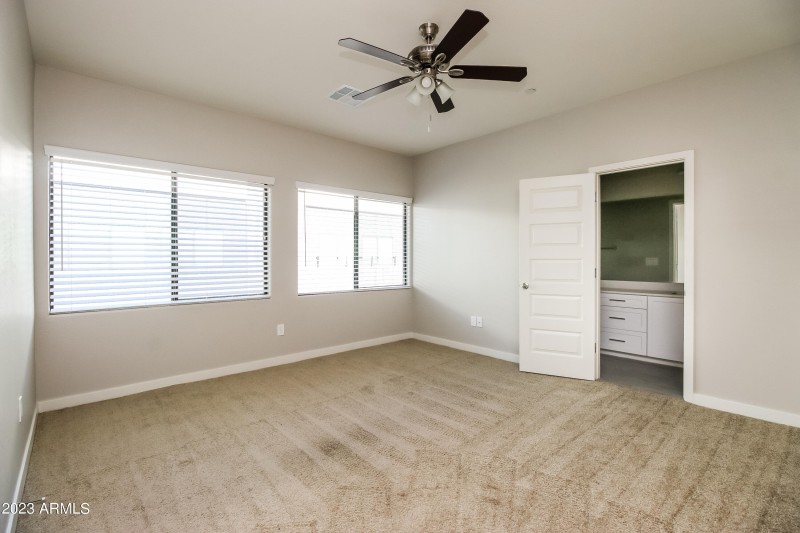 025-photo-primary-bedroom-13303684