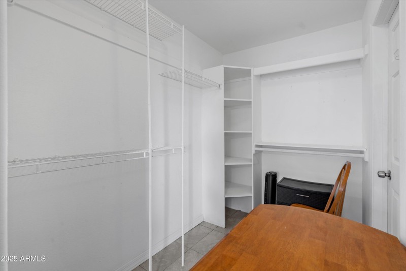 15-Walk-in Closet