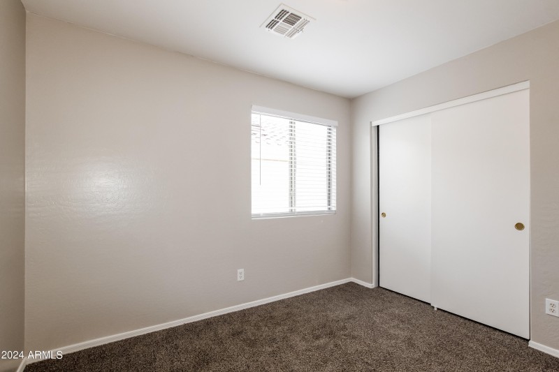 009-photo-bedroom-8061550