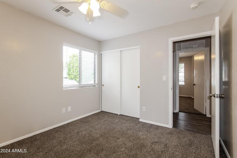 010-photo-bedroom-8061551