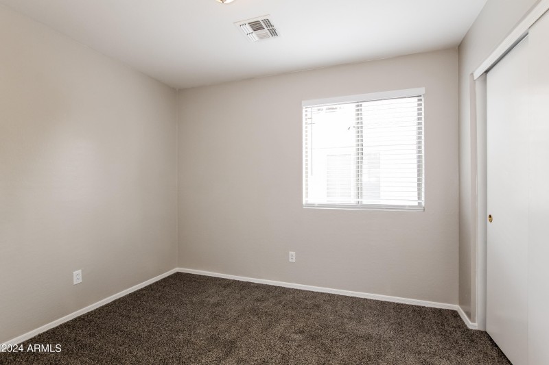 012-photo-bedroom-8061563