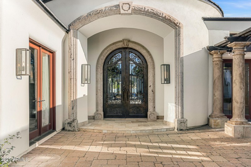 07front door