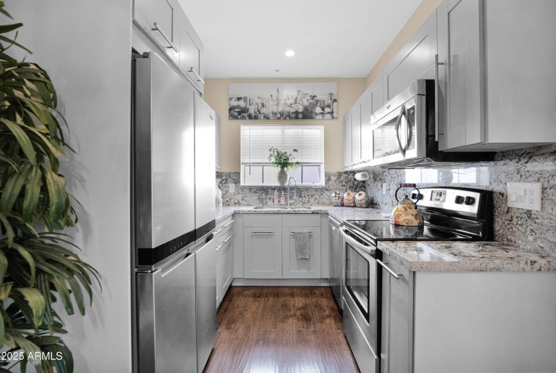 BRIGHT KITCHEN