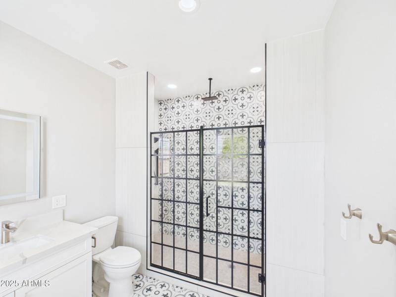 CAM02404G0-PR0136-STILL001