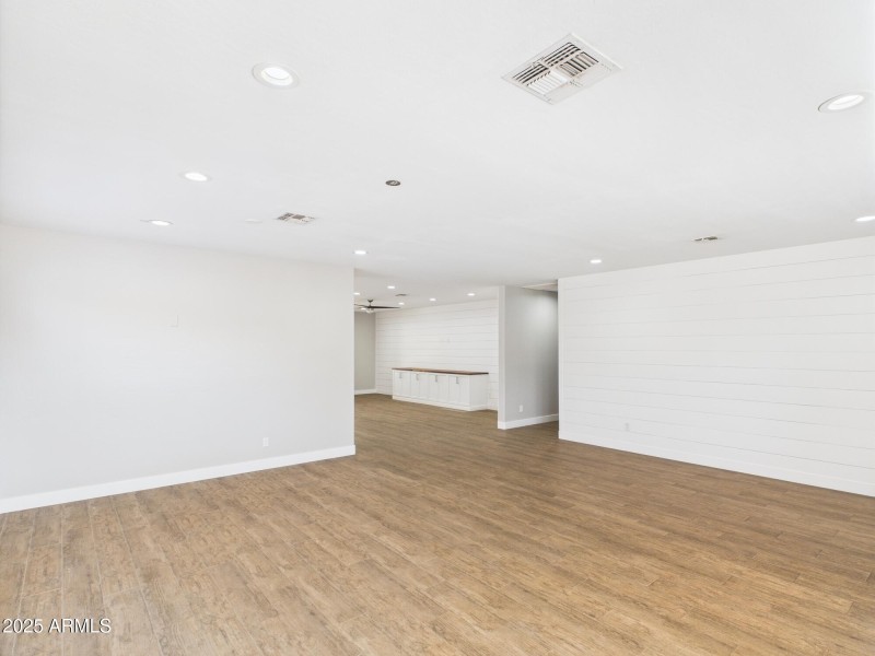 CAM02404G0-PR0136-STILL010