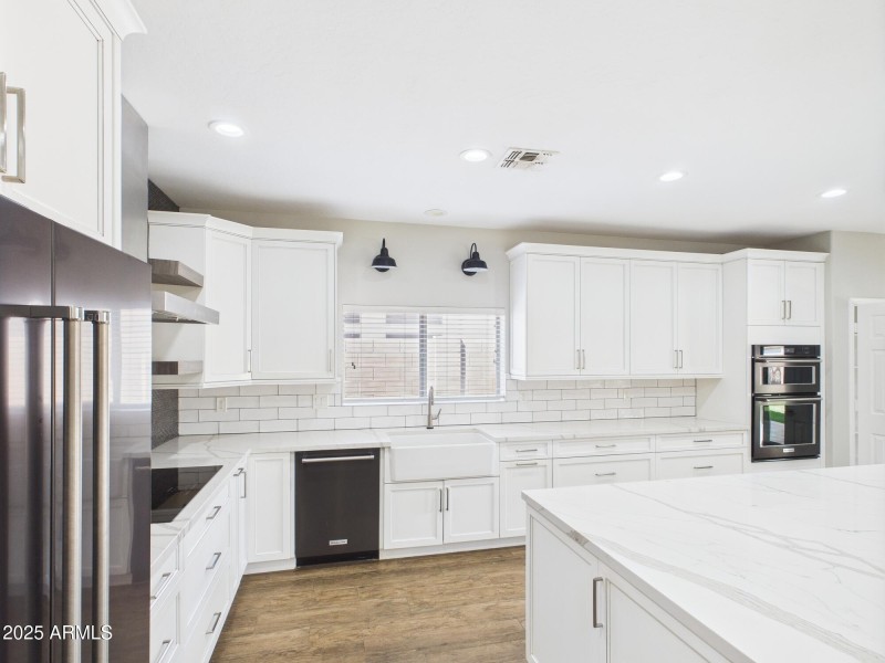 CAM02404G0-PR0136-STILL012