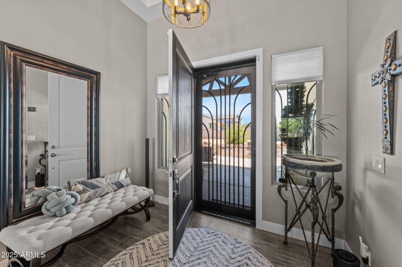 Front foyer, beautiful screen door