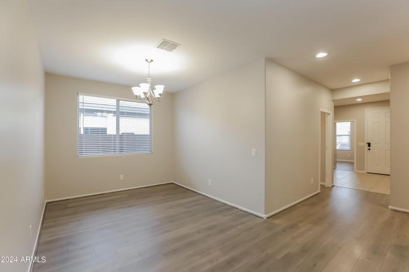 005-photo-dining-room-11539608