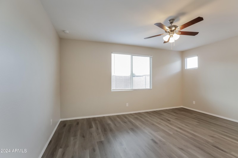 009-photo-main-bedroom-11539611