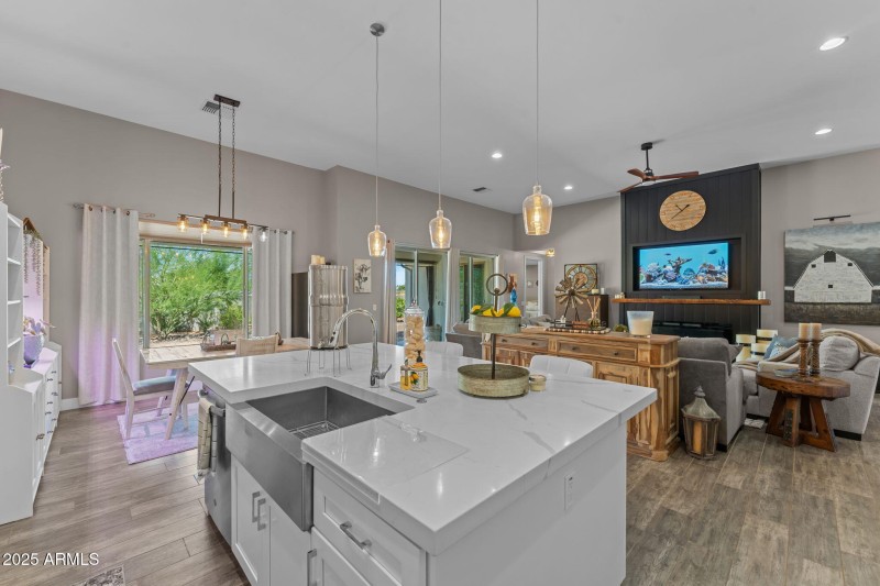 Island w/stainless farmhouse sink