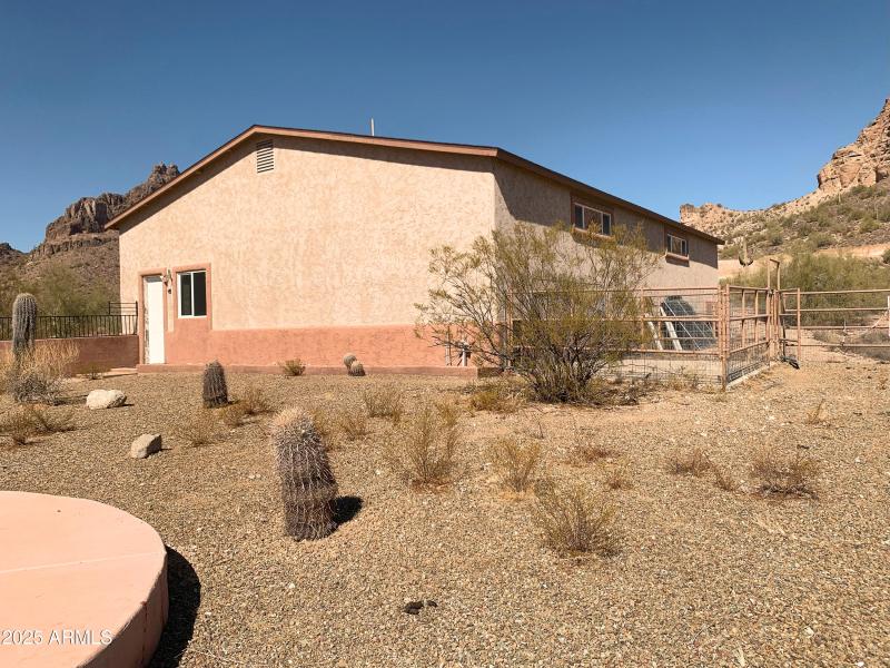 It easily accommodates 8 cars!