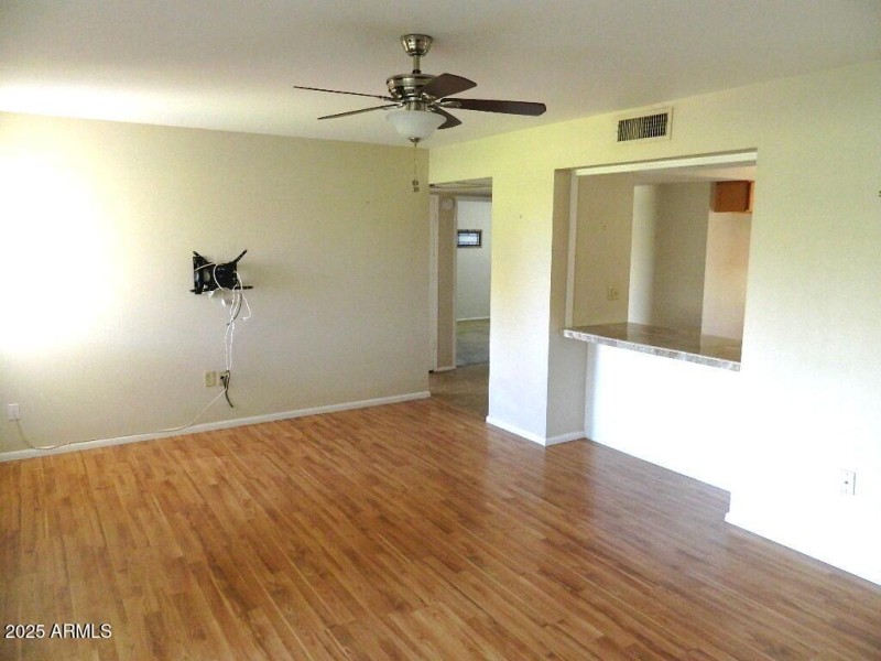 E LIVING ROOM