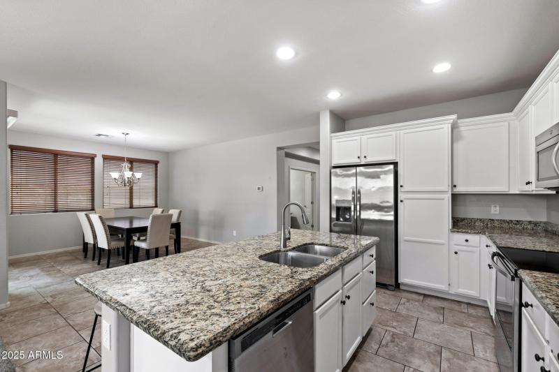 12__3116 E Regina St