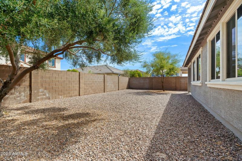 25__3116 E Regina St