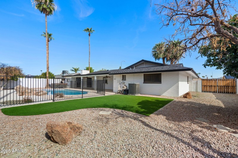 17__2457 E Ivy St