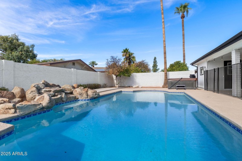 18__2457 E Ivy St