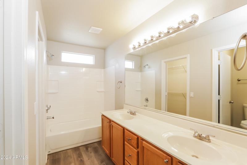 011-photo-primary-bathroom-9729612