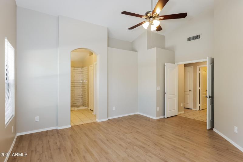 024-photo-primary-bedroom-12444935