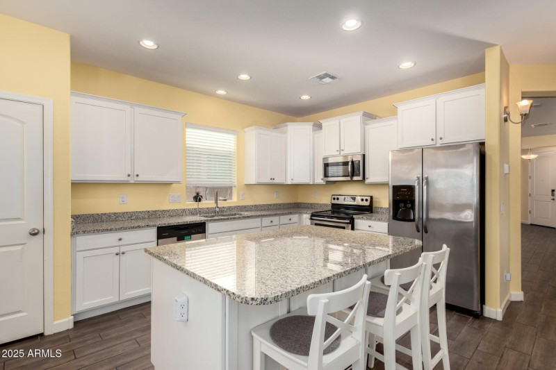 Granite counters/white shaker cabinetry