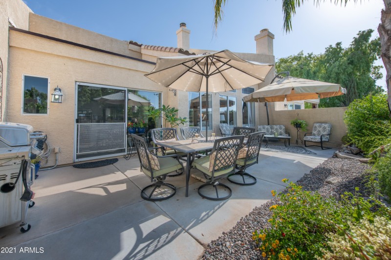 036_Outdoor Dining