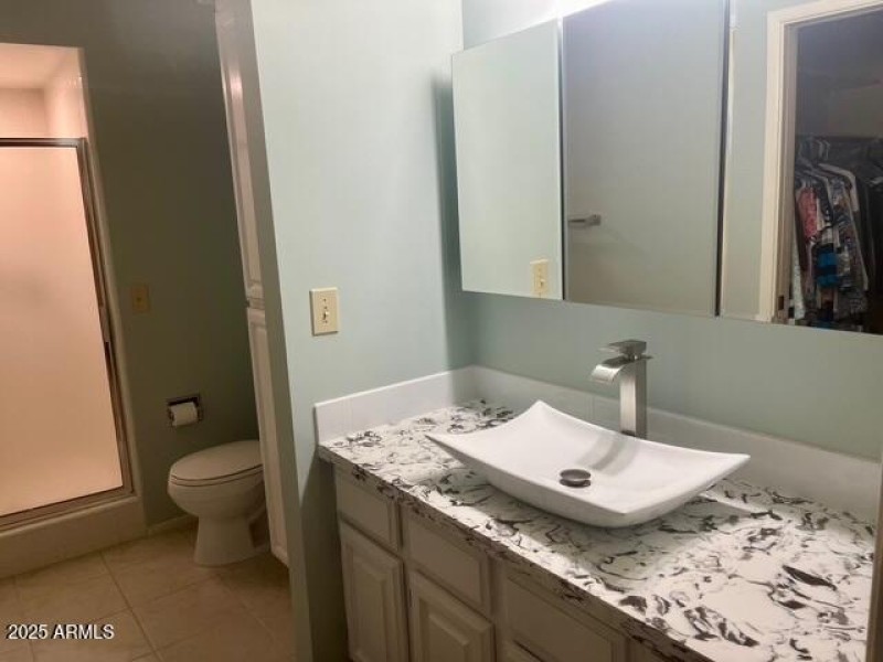7950-en suite bathroom