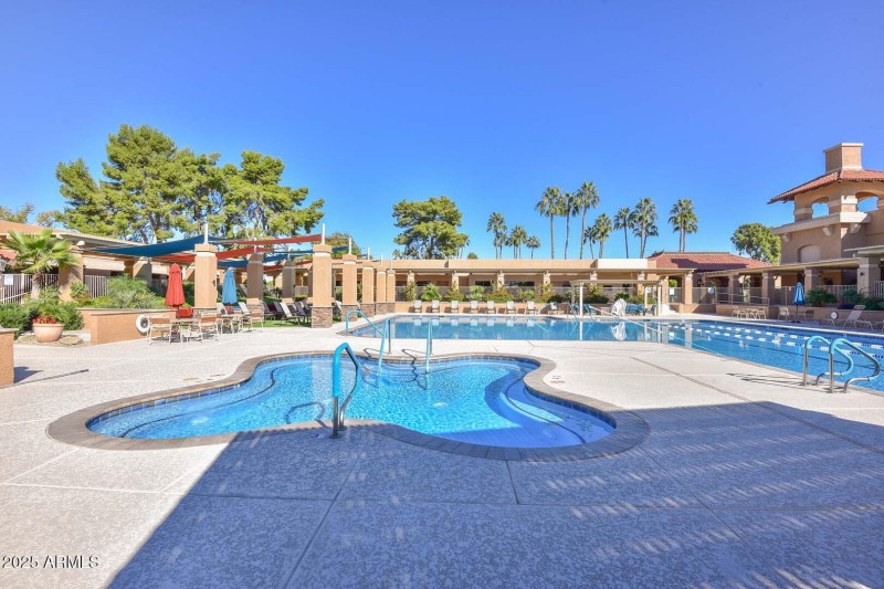 The Lakes-Community Pool