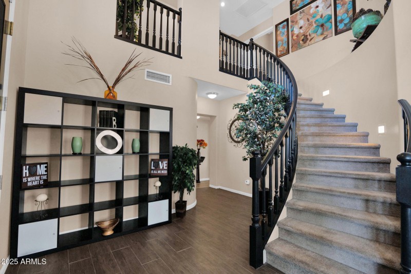 339 Horseshoe - 05Stairs