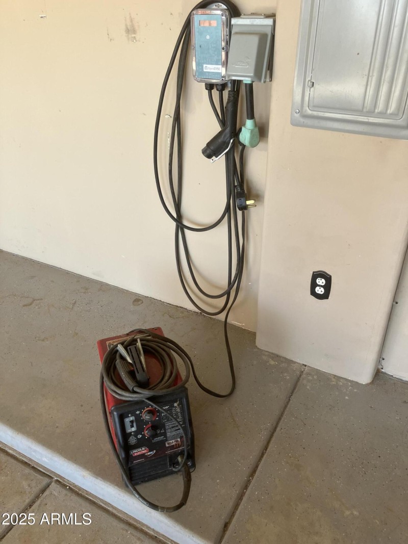 240 VOLT OUTLET!!