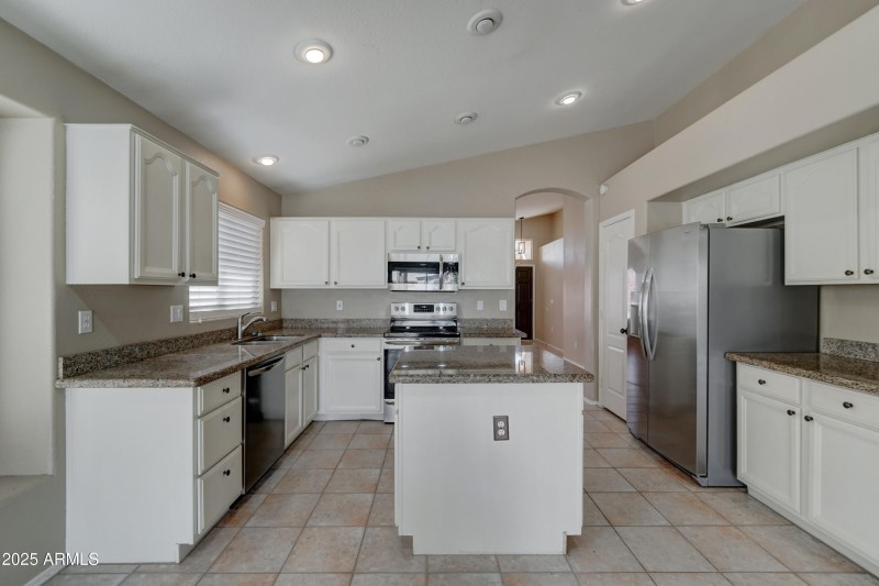 5204 W Geronimo St-11