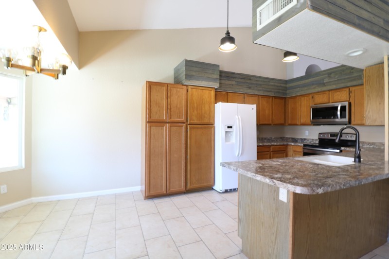 Kitchen & Breakfast Area